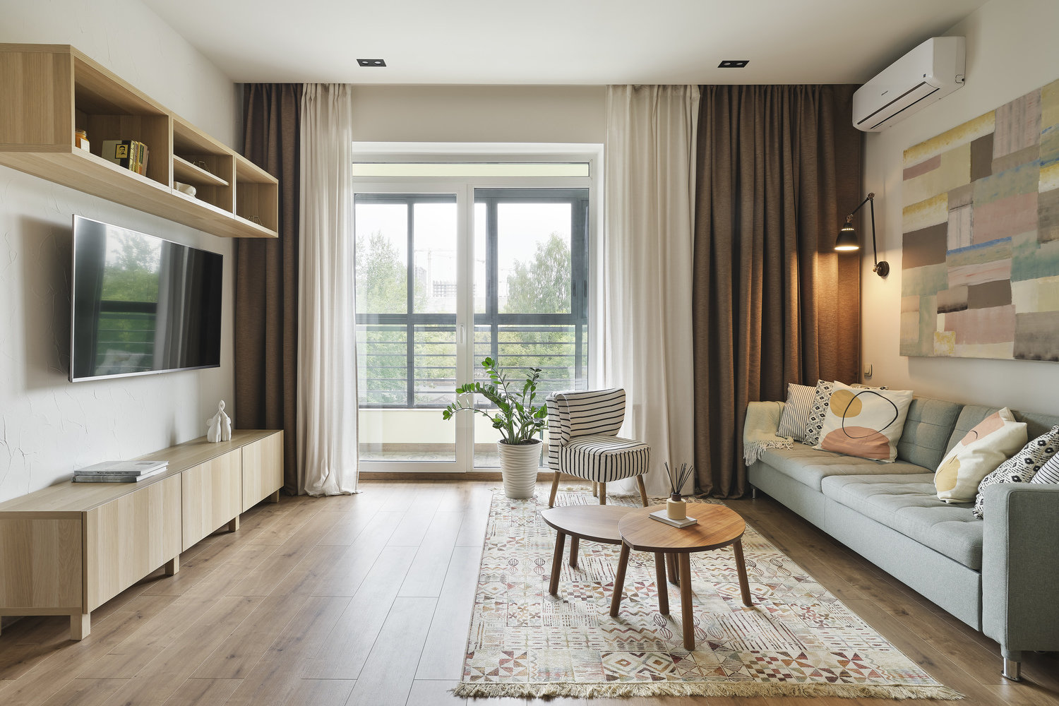 Вся мебель подбиралась на основе скандинавского стиля с элементами кантри. Так, в гостиной появилось маленькое кресло с полосатым принтом на ткани — под зебру. Столики в цвете орех, напоминающие Африку, и голубой диван, ассоциирующийся с небом. В зоне кухни деревянный круглый стол и стулья напоминают о дачных посиделках. Вся мебель подбиралась на основе скандинавского стиля с элементами кантри. Так, в гостиной появилось маленькое кресло с полосатым принтом на ткани — под зебру. Столики в цвете орех, напоминающие Африку, и голубой диван, ассоциирующийся с небом. В зоне кухни деревянный круглый стол и стулья напоминают о дачных посиделках.