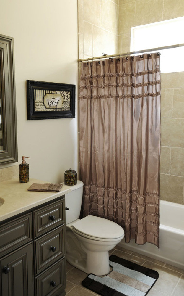 Фотография: Ванная в стиле Классический, Современный, Декор интерьера, Текстиль, Подушки, Шторы – фото на INMYROOM Фотография: Ванная в стиле Классический, Современный, Декор интерьера, Текстиль, Подушки, Шторы – фото на INMYROOM