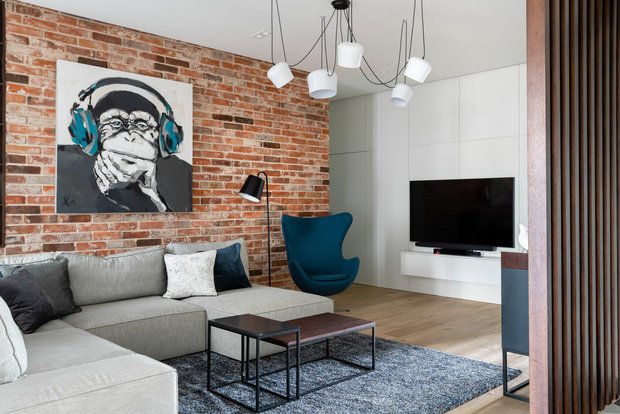 В отделке гостиной и прихожей использовали старинный кирпич из Ростова-на-Дону. На полу — инженерная доска, в прихожей и на кухне — плитка с 3D-эффектом.