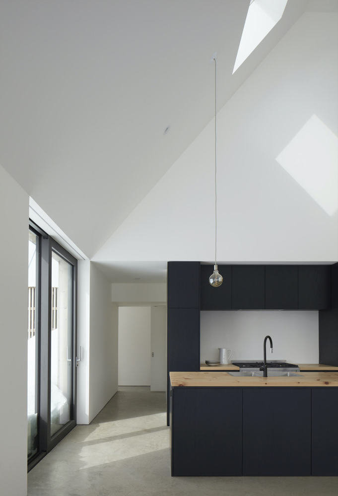 Фотография: Кухня и столовая в стиле Минимализм, Современный, Дом, Белый, Серый, Дом и дача, Более 90 метров – фото на INMYROOM Фотография: Кухня и столовая в стиле Минимализм, Современный, Дом, Белый, Серый, Дом и дача, Более 90 метров – фото на INMYROOM