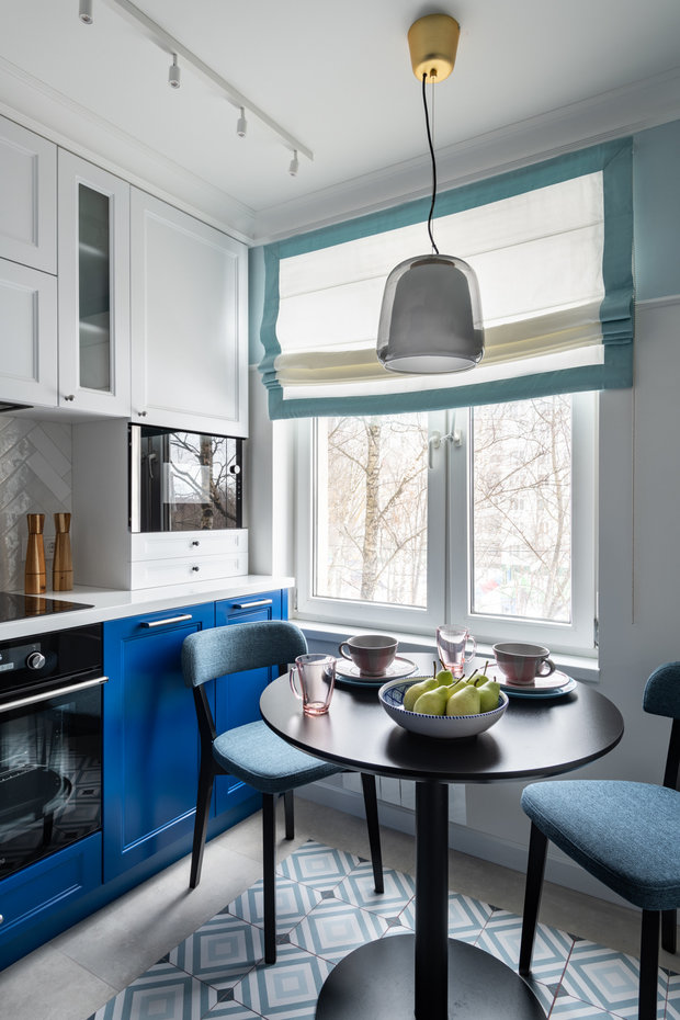 Круглый обеденный стол миниатюрный (80 см) и стоит на одной ноге, что делает его удобным для использования в очень маленьком пространстве. Стулья заказали на INMYROOM.