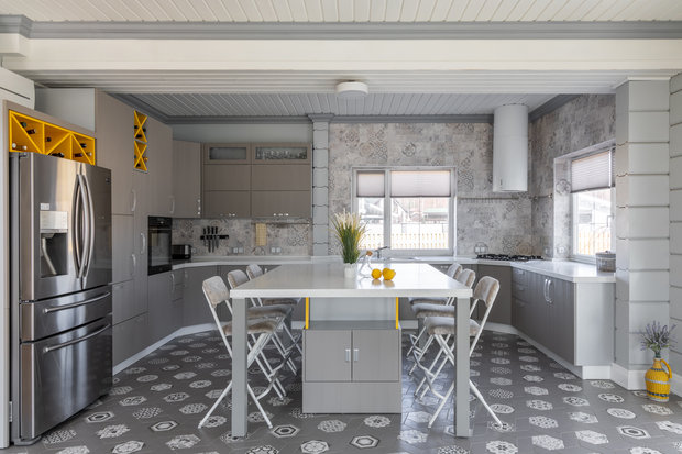 Все шкафы сделаны на заказ по эскизам дизайнера. Получилось очень много места для хранения самых разнообразных вещей, например, шампуров, настольных игр.