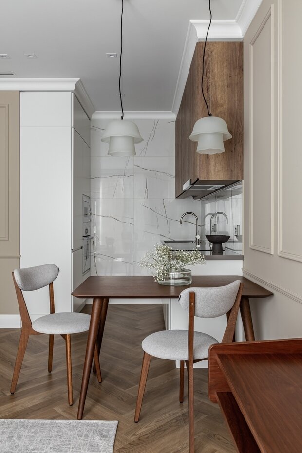 В зоне кухни использовали широкоформатный керамогранит на фартуке и при отделке стены в том числе и для зонирования пространства.