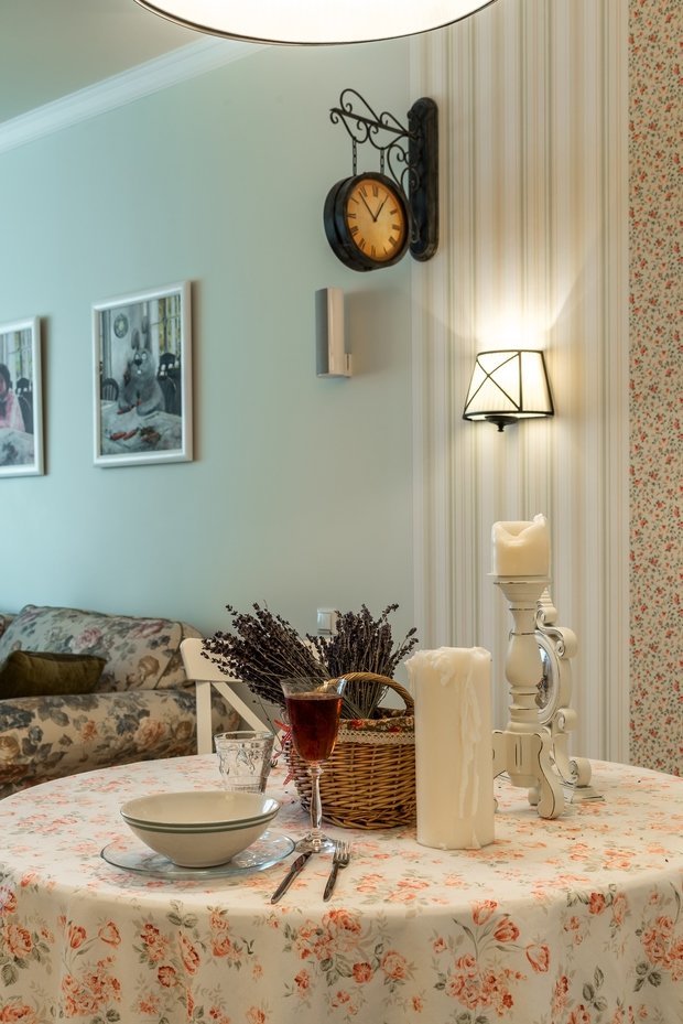 Фотография: Кухня и столовая в стиле Прованс и Кантри, Квартира, Проект недели, Москва, Евгения Матвеенко, FlatsDesign, Виктор Чернышов, новостройка, Монолитный дом, 1 комната, 40-60 метров – фото на INMYROOM