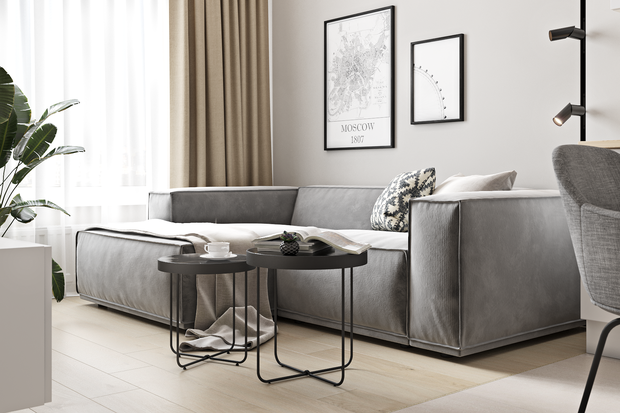 В угловом диване в гостиной есть модульная система: пуф можно передвигать как удобно и быстро менять конфигурацию, например, если кто-то останется на ночь.