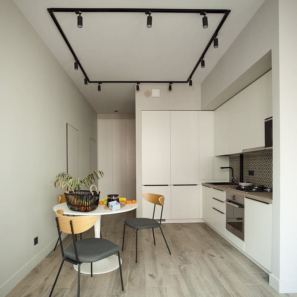 В доме предусмотрены газ и газовый котел. Коммуникации спрятали в шкаф, а трубу оставили и покрасили черной матовой краской. В доме предусмотрены газ и газовый котел. Коммуникации спрятали в шкаф, а трубу оставили и покрасили черной матовой краской.