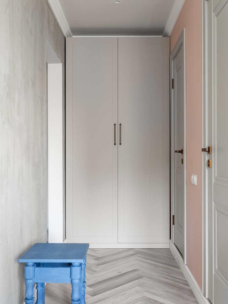 Во время стройки у заказчицы обнаружили табурет, который сделал своими руками ее папа много лет назад. Решили покрасить его в яркий оттенок и дать вторую жизнь. Во время стройки у заказчицы обнаружили табурет, который сделал своими руками ее папа много лет назад. Решили покрасить его в яркий оттенок и дать вторую жизнь.