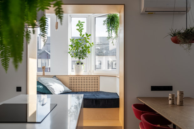 Несмотря на сдержанность и строгость форм, интерьер выглядит по-домашнему уютным.