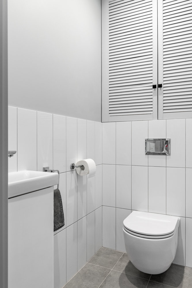 В туалете плитка Kerama Marazzi и влагостойкая краска. Жалюзийные дверцы из «Леруа Мерлен». В туалете плитка Kerama Marazzi и влагостойкая краска. Жалюзийные дверцы из «Леруа Мерлен».