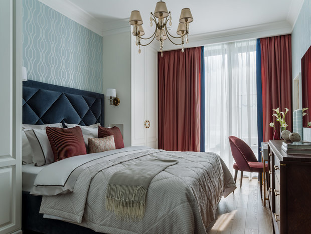В спальне акцентом стал красивый ягодный оттенок на шторах, обивке стула и подушках.
