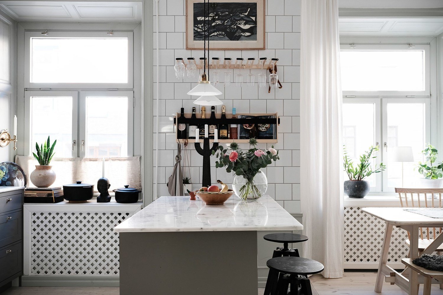 Фотография: Кухня и столовая в стиле Скандинавский, Классический, Современный, Эклектика, Декор интерьера, Квартира, Швеция, Белый, Черный, Стокгольм, как оформить эклектичный интерьер, 3 комнаты, 60-90 метров – фото на INMYROOM Фотография: Кухня и столовая в стиле Скандинавский, Классический, Современный, Эклектика, Декор интерьера, Квартира, Швеция, Белый, Черный, Стокгольм, как оформить эклектичный интерьер, 3 комнаты, 60-90 метров – фото на INMYROOM