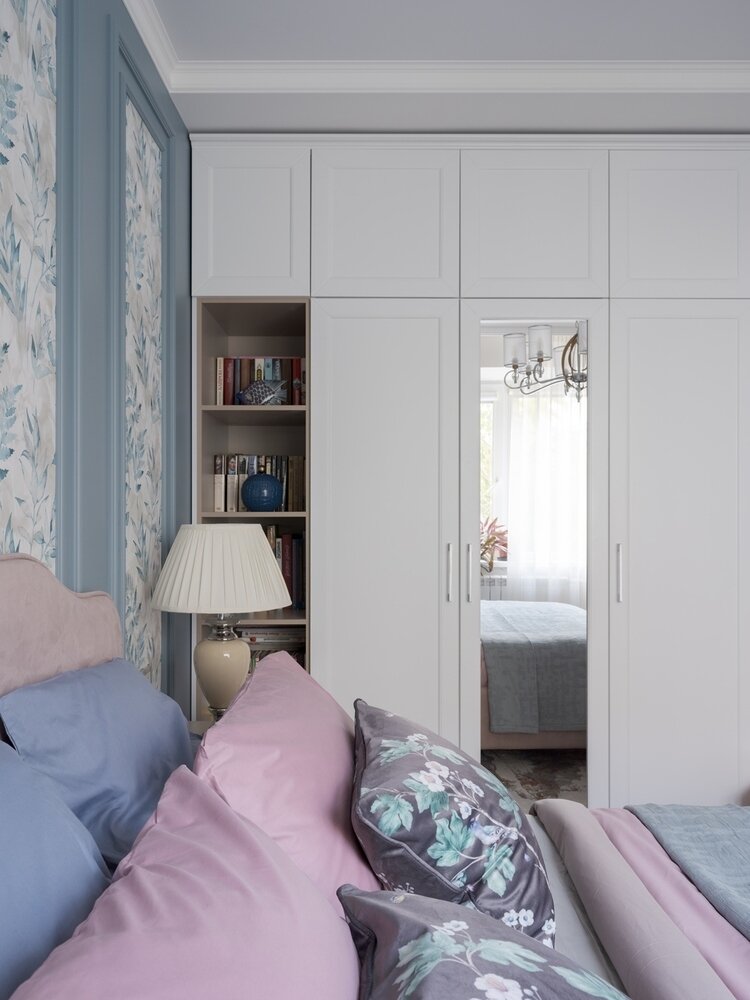 В каждой комнате предусмотрели места для хранения, дизайнер постаралась сделать их максимально вместительными. Чтобы они не перегружали пространство, некоторые части сделали открытыми и с остеклением. В каждой комнате предусмотрели места для хранения, дизайнер постаралась сделать их максимально вместительными. Чтобы они не перегружали пространство, некоторые части сделали открытыми и с остеклением.