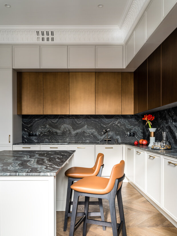 Фотография: Кухня и столовая в стиле Классический, Современный, Эклектика, Квартира, Проект дня, Москва, Кирпичный дом, 4 и больше, Более 90 метров, Елена Маркина, Эксклюзивные проекты – фото на INMYROOM