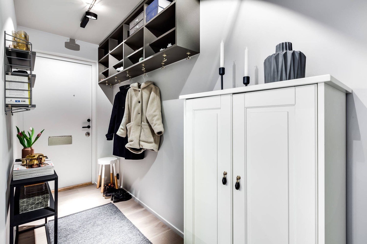 Фотография: Прихожая в стиле Скандинавский, Декор интерьера, Малогабаритная квартира, Квартира, Швеция, Серый, идеи для малогабариток, как оформить малогабаритку, дизайн малогабаритки, 1 комната, до 40 метров, энциклопедия_интерьер – фото на INMYROOM Фотография: Прихожая в стиле Скандинавский, Декор интерьера, Малогабаритная квартира, Квартира, Швеция, Серый, идеи для малогабариток, как оформить малогабаритку, дизайн малогабаритки, 1 комната, до 40 метров, энциклопедия_интерьер – фото на INMYROOM