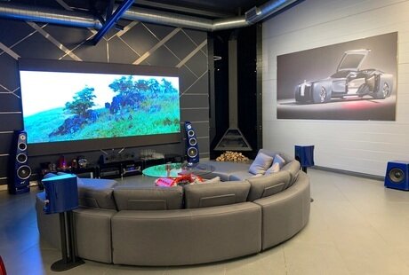 Entertainment Area with Dolby Surround 5.1 (upgraded to 7.1)