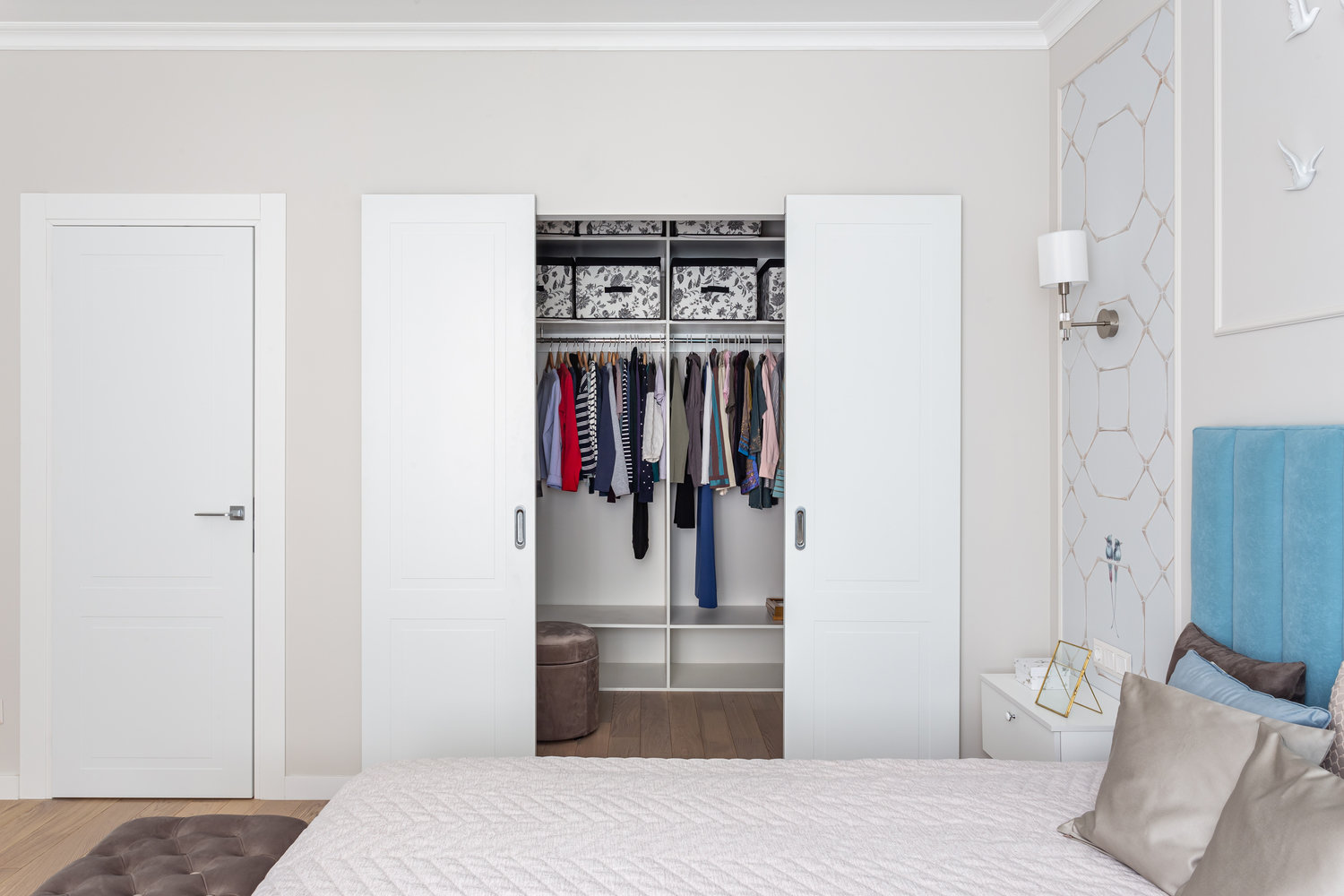 Гардеробную спрятали за раздвижными дверями с интегрированными ручками. Гардеробную спрятали за раздвижными дверями с интегрированными ручками.