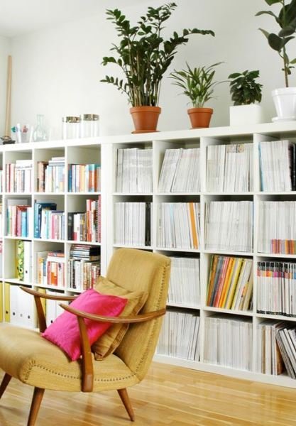 Фотография: Мебель и свет в стиле Скандинавский, Декор интерьера, Декор, Домашняя библиотека, как разместить книги в интерьере, книги в интерьере – фото на INMYROOM