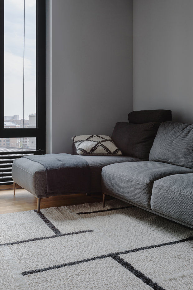 Фотография: Гостиная в стиле Современный, Минимализм, Квартира, Проект недели, Москва, Samsung, 2 комнаты, 40-60 метров, интерьерный телевизор, the serif – фото на INMYROOM