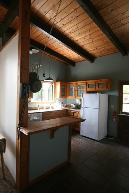 Фотография: Кухня и столовая в стиле Прованс и Кантри, Дом, Архитектура, Цвет в интерьере, Дома и квартиры, Белый, Дом на природе, Дом и дача – фото на INMYROOM