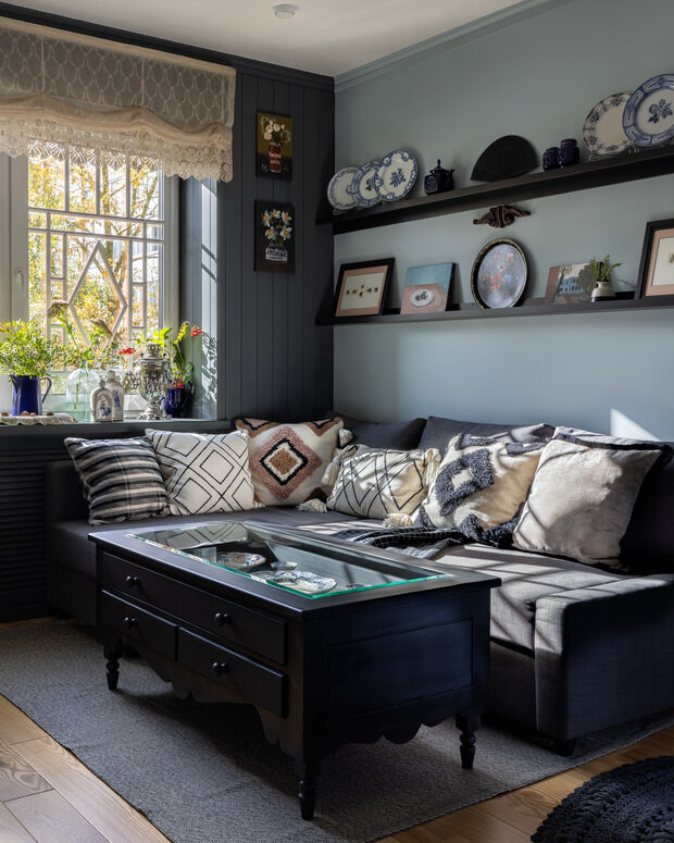 Гравюры в технике сухой иглы «Улитки» и «Ежи»: художник Ирина Маковеева.