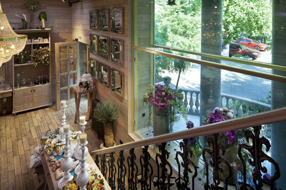 Фотография: Гостиная в стиле Прованс и Кантри, Дома и квартиры, Городские места, Цветы – фото на INMYROOM