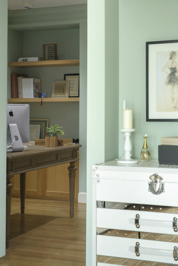 Фотография: Кабинет в стиле Прованс и Кантри, Эклектика, Квартира, Россия, Планировки, Artemide, BoConcept, Gramercy Home, Teak House, Декор, Мебель и свет, Белый, Проект недели, Черный, Москва, Красный, Зеленый, Бежевый, Желтый, Серый, Голубой, Коричневый, MINOTTI, Little Green, Good Look Room, The Rug Company, Dialma Brown, Nаrciso Cantori, Rational, Le Home, Валерия Дзюба, Nido Interiors, кухня за стеклом, четыре комнаты из двушки, классика, лофт и прованс, кабинет в коридоре – фото на INMYROOM