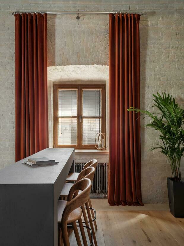 Барную стойку собирали в квартире во время ремонта, каркас покрыт микроцементом.