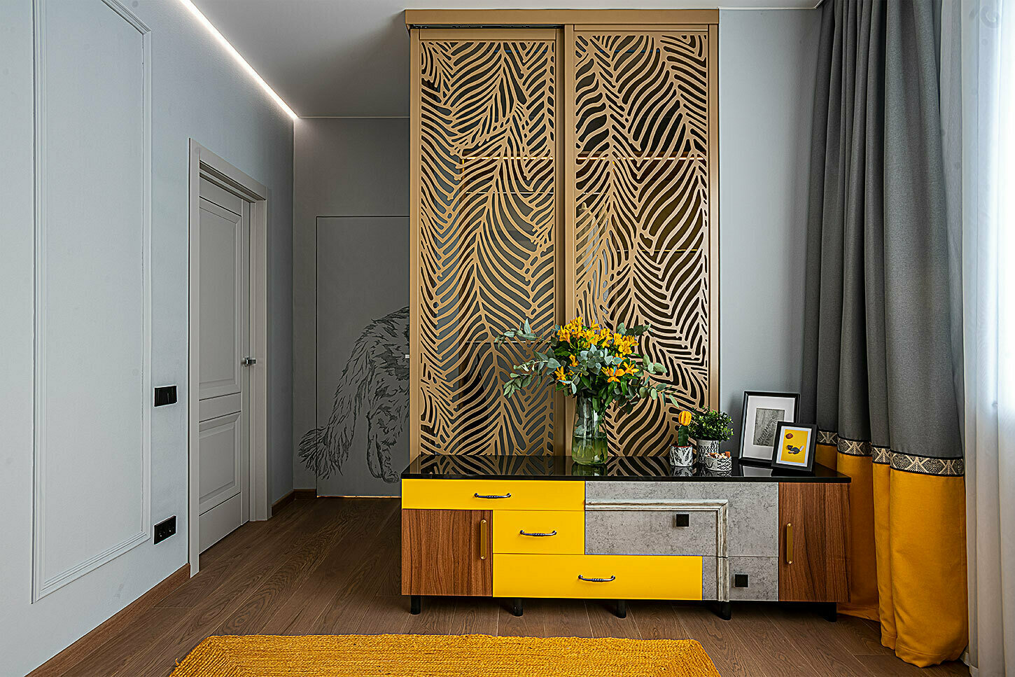 Тумбочка под ТВ сделана на производстве по эскизу дизайнеров. Вышла классическая модель в поп-артовском прочтении. Все ручки разные. В отделке использовали три материала: дерево, бетон и краску желтого цвета. Тумбочка под ТВ сделана на производстве по эскизу дизайнеров. Вышла классическая модель в поп-артовском прочтении. Все ручки разные. В отделке использовали три материала: дерево, бетон и краску желтого цвета.