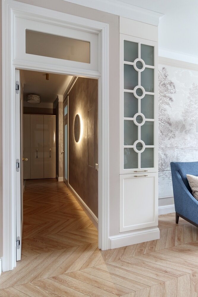 Интересный декоративный элемент — панно в коридоре, выполненное на заказ местным художником Светланой Фоминых. Основа из МДФ, акрил, текстурная паста, мастихин. Панно — не только декоративный, но и функциональный элемент, выполняющий функцию подсветки коридора в ночное время. Интересный декоративный элемент — панно в коридоре, выполненное на заказ местным художником Светланой Фоминых. Основа из МДФ, акрил, текстурная паста, мастихин. Панно — не только декоративный, но и функциональный элемент, выполняющий функцию подсветки коридора в ночное время.