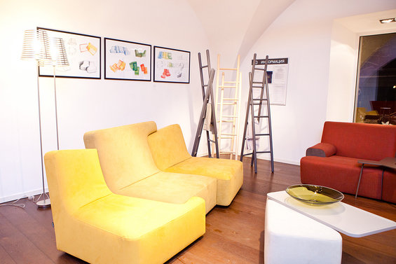 Фотография: Гостиная в стиле Минимализм, Индустрия, События, Маркет, Мягкая мебель, Светильники, Ligne Roset – фото на INMYROOM