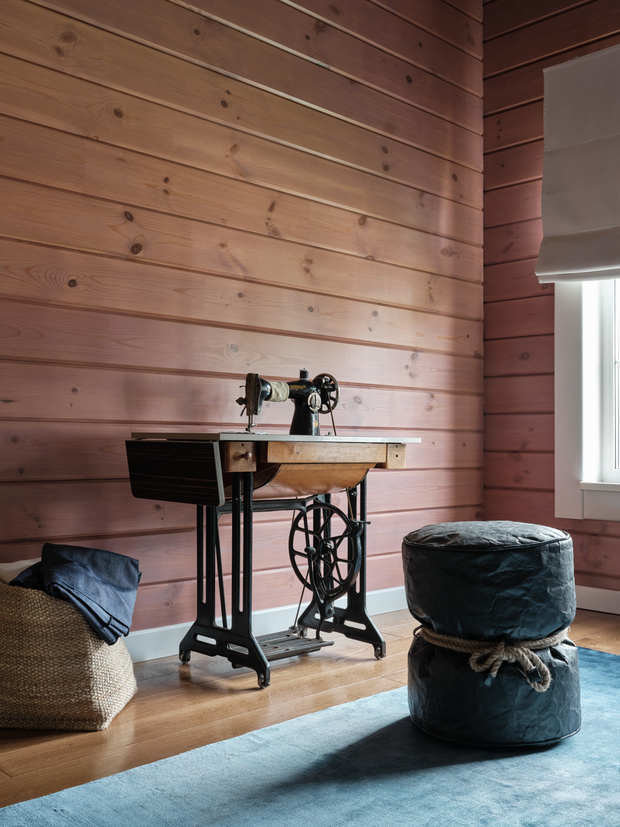 Вторую гостевую комнату украшает швейная машинка 1956 года выпуска.