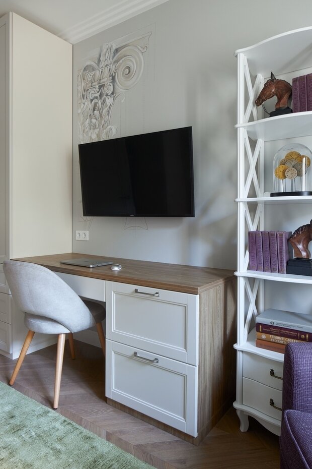 В кабинете на стене роспись художницы Анастасии Михайловой.