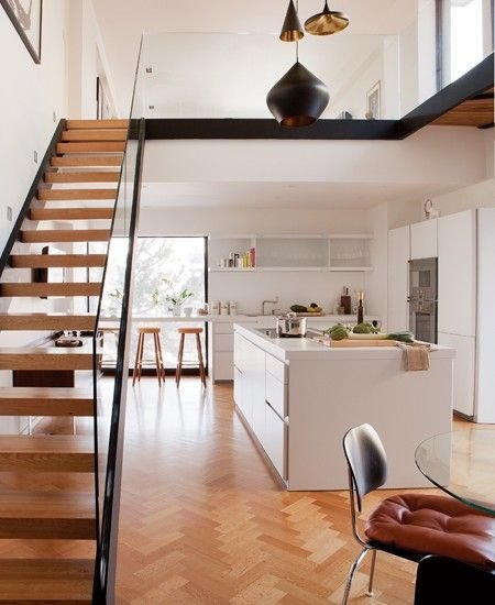 Фотография: Кухня и столовая в стиле Скандинавский, Минимализм, Архитектура, Декор, Мебель и свет, Ремонт на практике, Никита Морозов, освещение для лестницы, какую выбрать лестницу, какие бывают лестницы, прямая лестница, винтовая лестница, лестница на больцах, подвесная лестница, ограждение для лестниц, как украсить лестницу – фото на INMYROOM