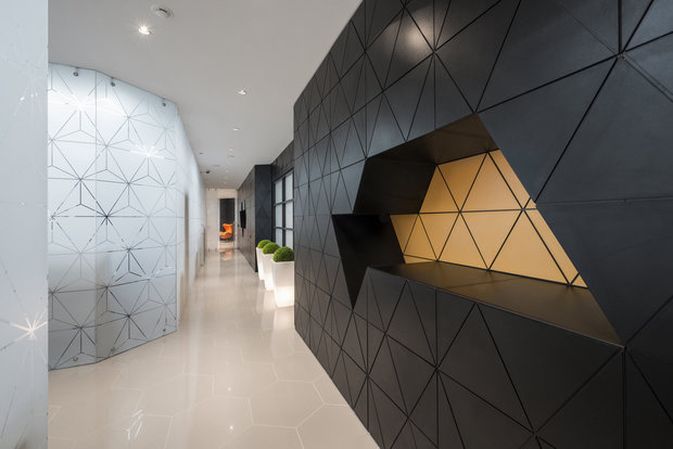 Фотография: Офис в стиле Хай-тек, Цвет в интерьере, Индустрия, Люди – фото на INMYROOM