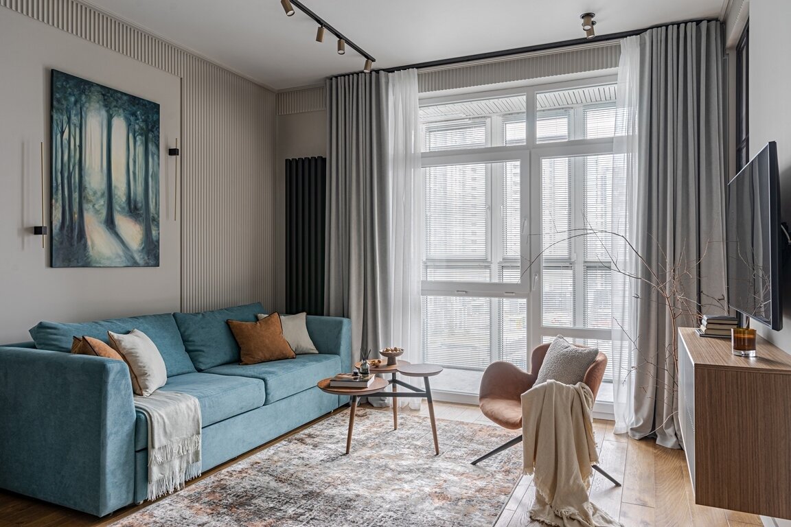 «Картина над диваном в гостиной написана специально для этого проекта казанской художницей Галиной Дерябиной. Изначально я планировала туда какую-то абстракцию. Но когда пришло время заказывать полотно, заказчики неожиданно захотели лес. В итоге мы решили повторить вертикальный ритм в деревьях и добавить тех самых солнечных лучей, которые наполняют интерьер в хорошую погоду», — говорит дизайнер. «Картина над диваном в гостиной написана специально для этого проекта казанской художницей Галиной Дерябиной. Изначально я планировала туда какую-то абстракцию. Но когда пришло время заказывать полотно, заказчики неожиданно захотели лес. В итоге мы решили повторить вертикальный ритм в деревьях и добавить тех самых солнечных лучей, которые наполняют интерьер в хорошую погоду», — говорит дизайнер.