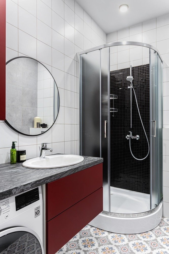 Монохромный интерьер санузла разбавляет бордовая корпусная мебель. Отделка плиткой стен выполнена на контрасте, а нежный принт напольной плитки вносит баланс. В ходе проекта отказались от ванны в пользу душевой. Монохромный интерьер санузла разбавляет бордовая корпусная мебель. Отделка плиткой стен выполнена на контрасте, а нежный принт напольной плитки вносит баланс. В ходе проекта отказались от ванны в пользу душевой.