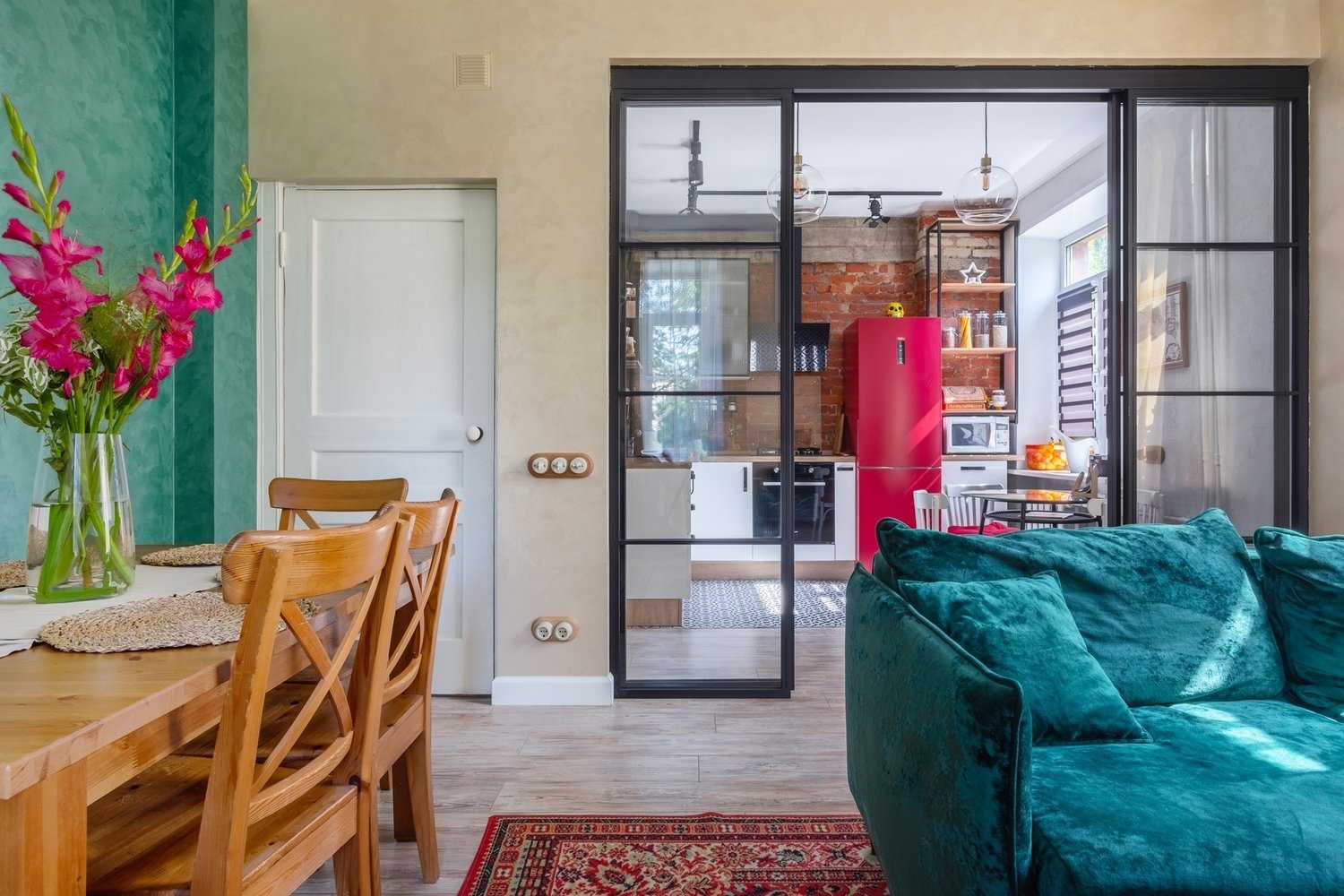 В гостиной сделали дополнительную вентиляцию. В жару можно поставить напольный кондиционер и создать комфортный микроклимат в квартире.