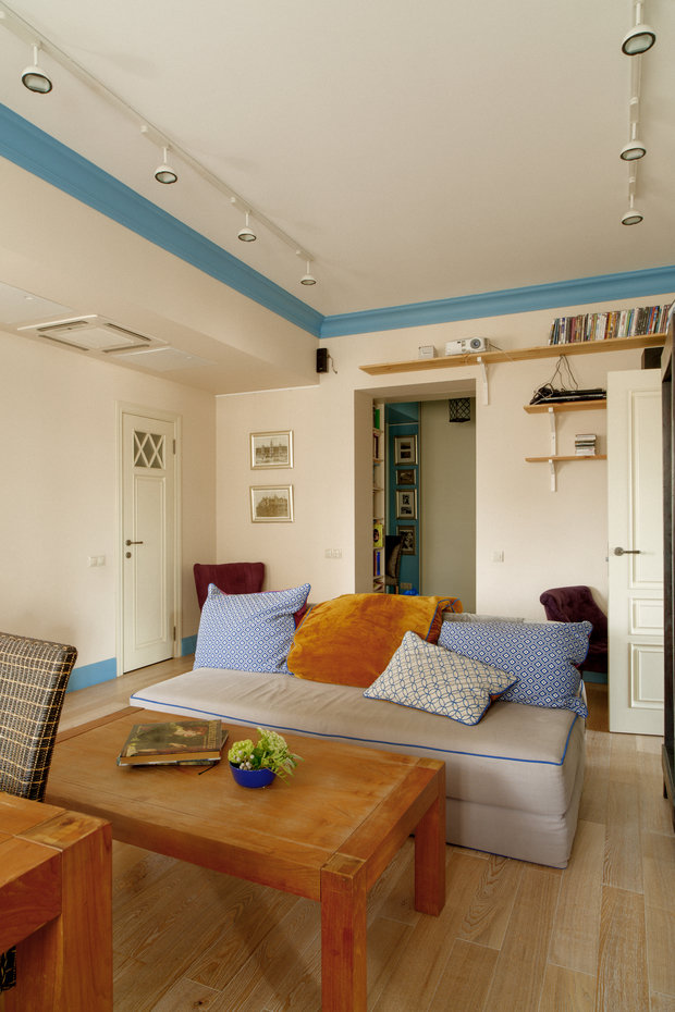 Фотография: Гостиная в стиле Скандинавский, Лофт, Эклектика, Квартира, Teak House, Белый, Проект недели, Москва, Бежевый, Синий, Голубой, Коричневый, ИКЕА, Manders, маленькая кухня, белая гостиная, порядок в детской, хранение книг в небольшой квартире, системы хранения для коридора, декор интерьера в скандинавском стиле, Анна Смирнова, Vesna-Leto – фото на INMYROOM