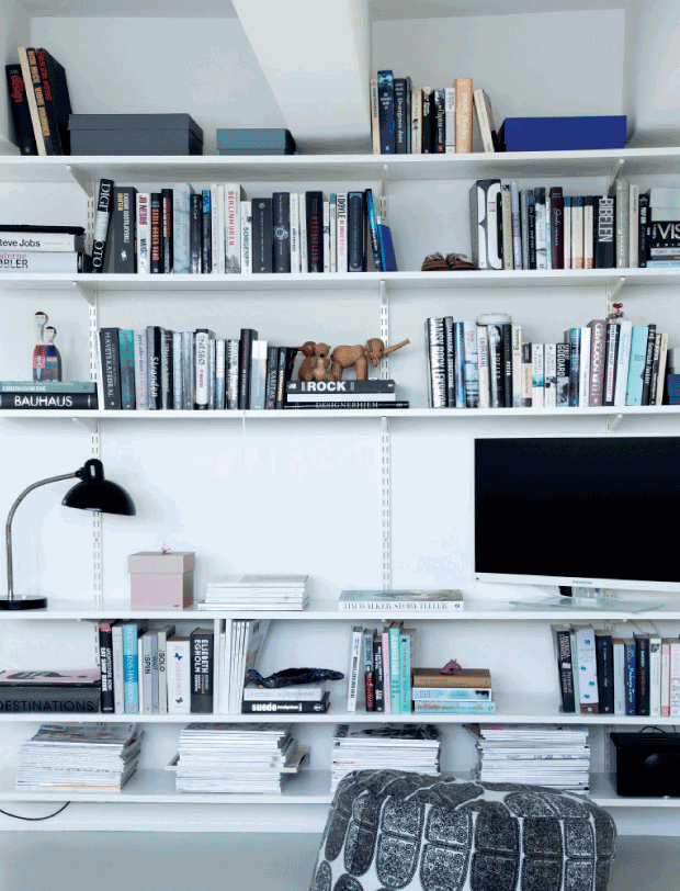 Фото из портфолио Минималистичный чердак с видом на крыши города – фотографии дизайна интерьеров на INMYROOM