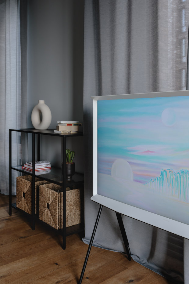 Фотография: Гостиная в стиле Современный, Минимализм, Квартира, Проект недели, Москва, Samsung, 2 комнаты, 40-60 метров, интерьерный телевизор, the serif – фото на INMYROOM