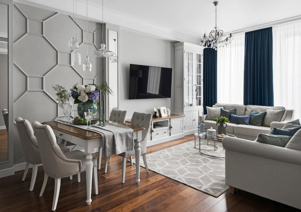 Выступы стены декорировали зеркальными панелями, которые отражают интерьер и отвлекают внимание от архитектурных особенностей.