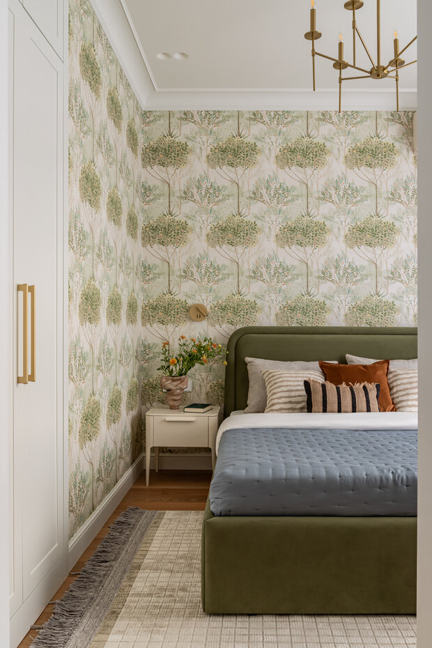 Фотография: Спальня в стиле Современный, Малогабаритная квартира, Квартира, Проект дня, Москва, Монолитный дом, 2 комнаты, до 40 метров, современный с элементами неоклассики – фото на INMYROOM