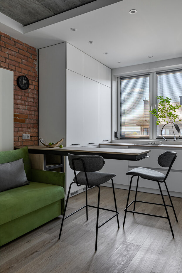 Фотография: Кухня и столовая в стиле Лофт, Современный, Минимализм, Малогабаритная квартира, Квартира, Проект дня, Калининград, 1 комната, до 40 метров, Юлия Смышляева – фото на INMYROOM
