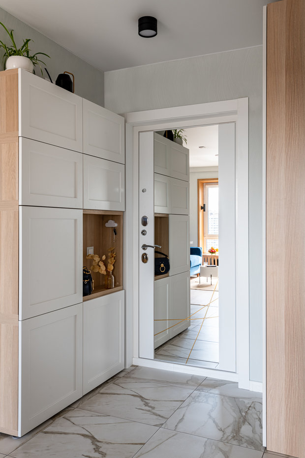 Хозяйственный шкаф в прихожей был придуман из каркасов, купленных в ИКЕА. Фасады для него заказывались отдельно в столярной мастерской.