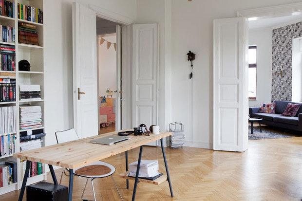 Фотография: Гостиная в стиле Скандинавский, Декор и DIY, Квартира, Хранение, Мебель и свет, Стиль жизни, Советы, Стены – фото на INMYROOM