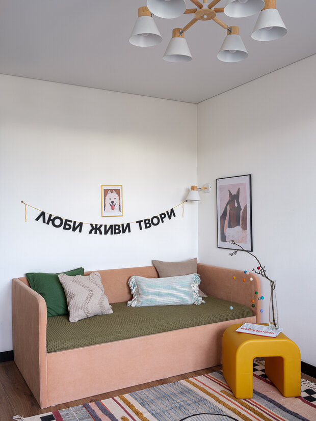 В детской обои оставили белыми — как пространство для экспериментов. Со временем там появились постеры и наклейки.