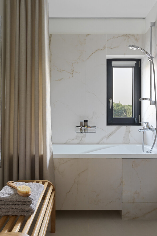 В санузле при спальне установили ванну, здесь приятно расслабиться после рабочего дня.