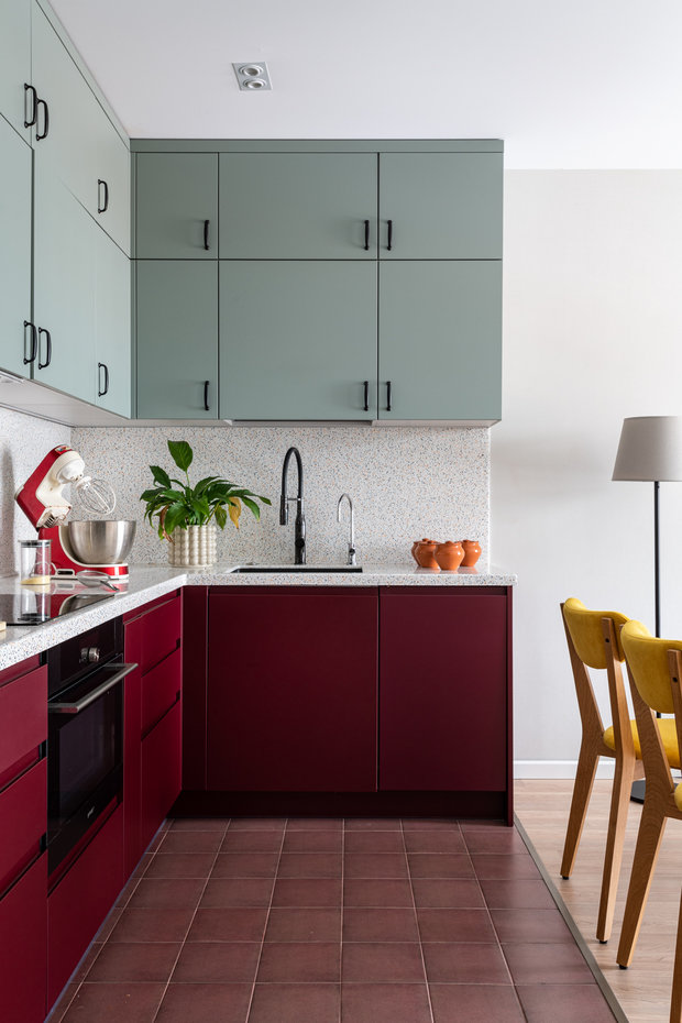 Кухня выполнена на заказ. Холодильник стоит отдельно, а фартук и столешница выполнены из одного материала — искусственного камня.