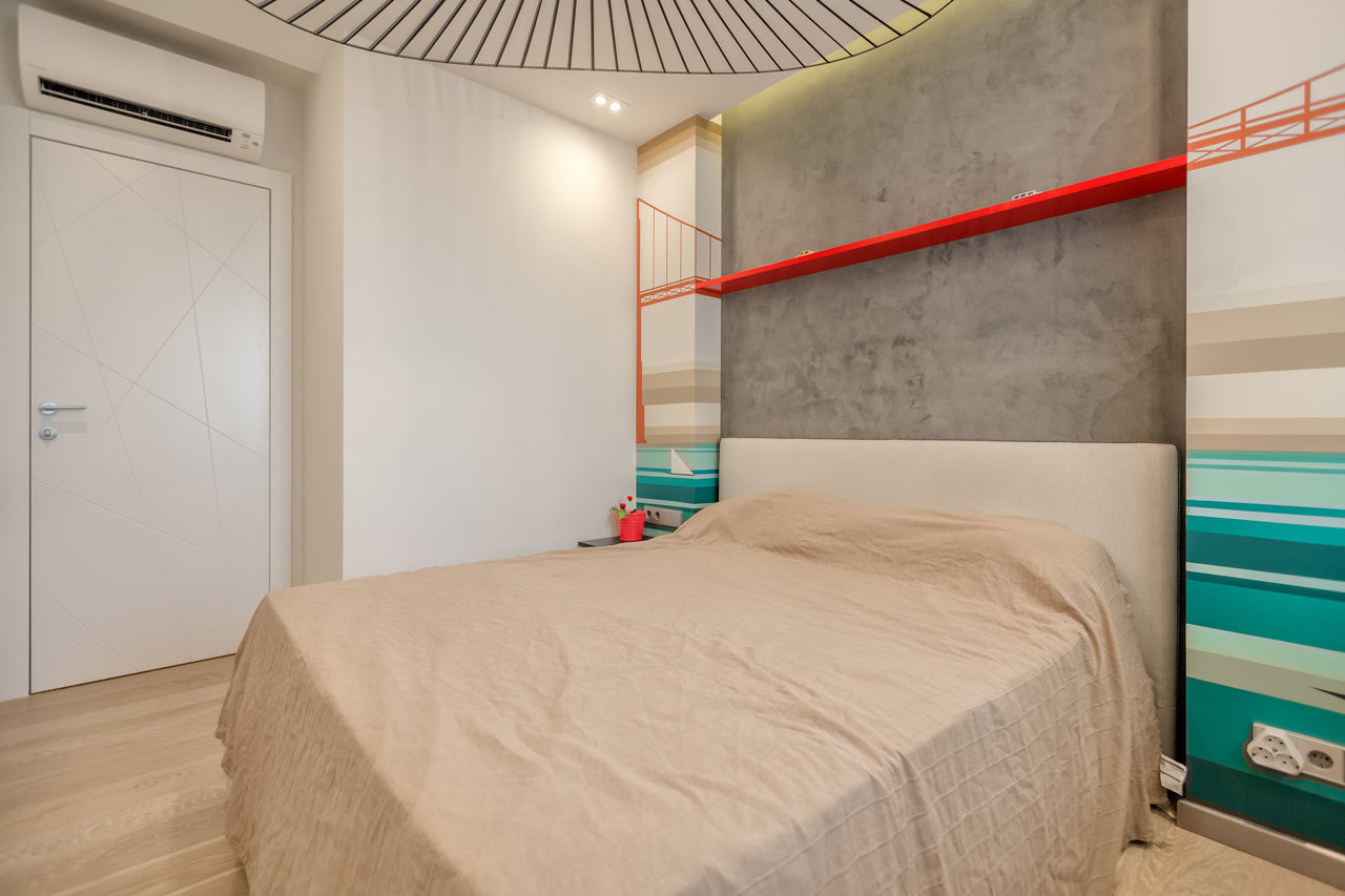 Фотография: Спальня в стиле Современный, Квартира, Eames, Gorenje, Проект недели, Москва, Бежевый, Dulux, Желтый, Серый, Декоративная штукатурка, Коричневый, Граффити, SLV, ИКЕА, кирпич в интерьере, кирпичная стена, кирпичная стена в интерьере, идеи перепланировки однушки, перепланировка однокомнатной квартиры, современный интерьер, Roca, Porcelanosa, освещение в спальне, Lightstar, Jacob Delafon, Kermi, Centrsvet, как организовать хранение на небольшом метраже, перепланировка студии, кирпичный клинкер, квартира в современном стиле, сценарии освещения, Grohе, хранение книг в небольшой квартире, перепланировка однушки, современный стиль в интерьере, как из однушки сделать двушку, кирпичная кладка в интерьере, современные сценарии освещения, как создать современный и модный интерьер, керамогранит под дерево, Estetica, интерьер с кирпичной кладкой, декоративное освещение в квартире, Megalux, Valentin, Arline, Italline, Constance Guisse, Terhuerne, Calcebeton, Moorbrand, Виктория Золина, Zi-Design Interiors – фото на INMYROOM