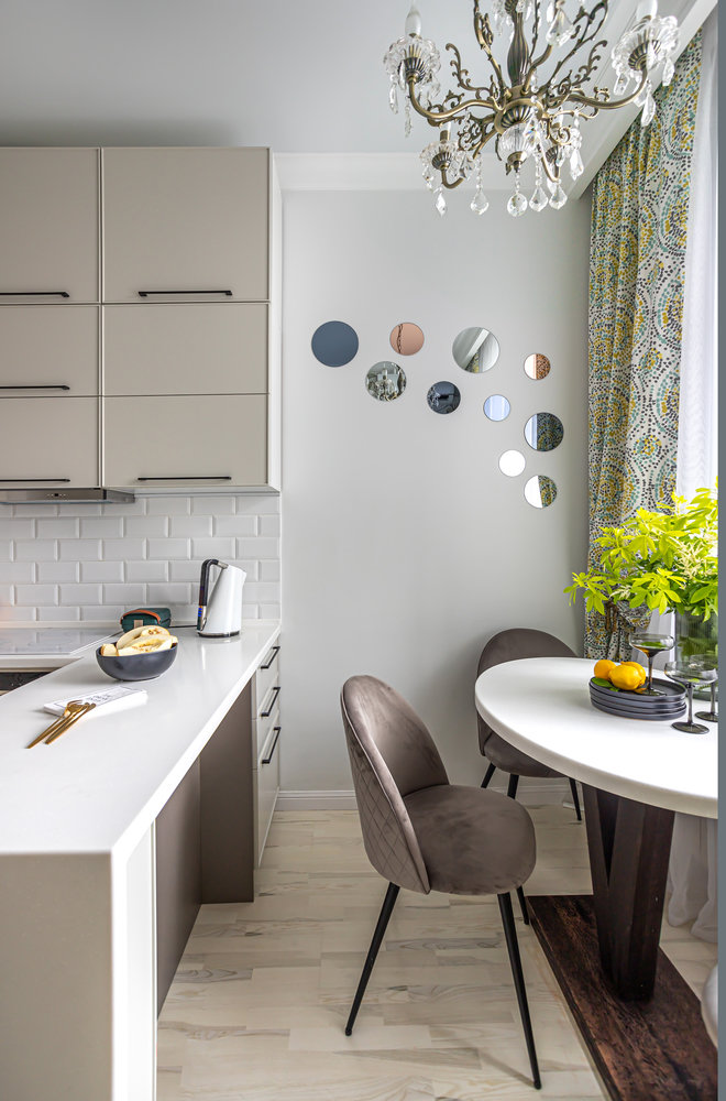 Изножье стола сделали на заказ из дерева, а столешницу — из искусственного камня в цвет столешницы кухни. Изножье стола сделали на заказ из дерева, а столешницу — из искусственного камня в цвет столешницы кухни.